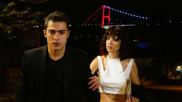 Yigit e Lila in una scena di Forbidden Fruit © Immagine Mediaset