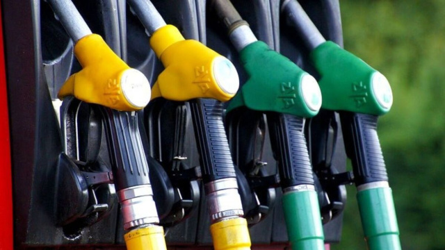 Pompe di benzina (Creative Commons).