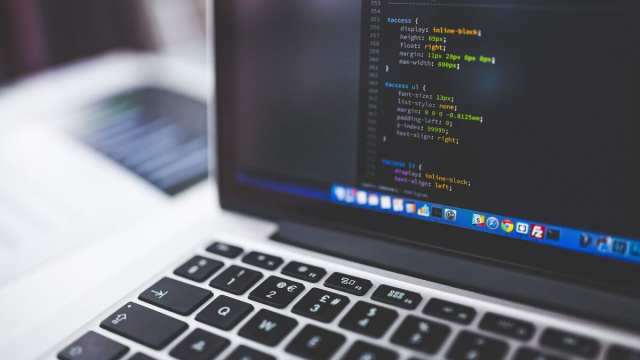 Codici e pc, Image by Pexels from Pixabay.