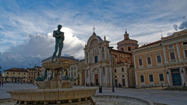 Piazza Duomo, L'Aquila (Wikimedia Commons).