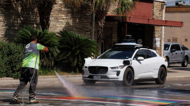 Waymo porta i robotaxi all'aeroporto di San Antonio, il quarto scalo ...