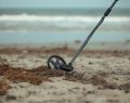 Scopre 48 oggetti preziosi sulla costa di Tortoreto con un metal detector