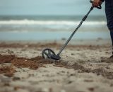 Un uomo con un metal detector (CC).