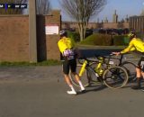 Wout van Aert fermato dalla foratura - &copy; Screenshot Eurosport