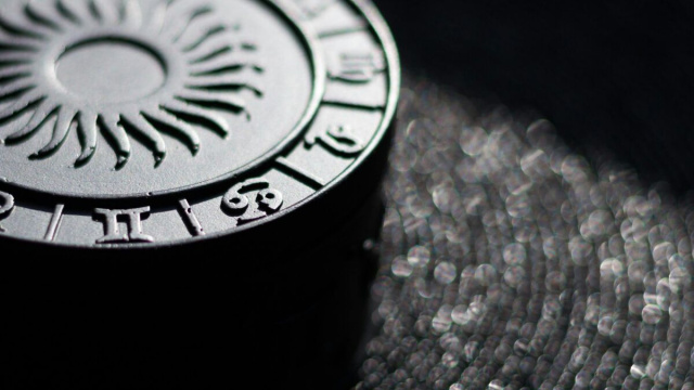Quadrante dell'oroscopo con sole con i segni zodiacali incisi -&copy;Pexels