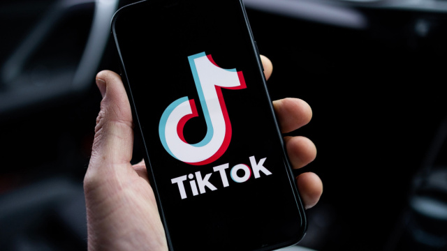 Smartphone e logo di TikTok (CC).