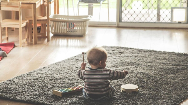 Un bambino che gioca (foto da Pixabay).