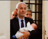 Halit riporta il piccolo Halitcan a casa &copy; Mediaset.