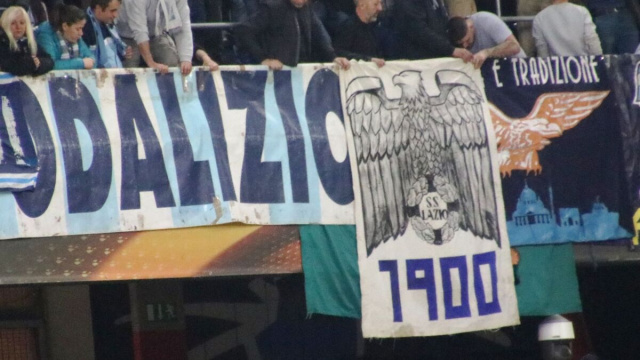 Alcuni striscioni dei gruppi laziali (Wikimedia commons).
