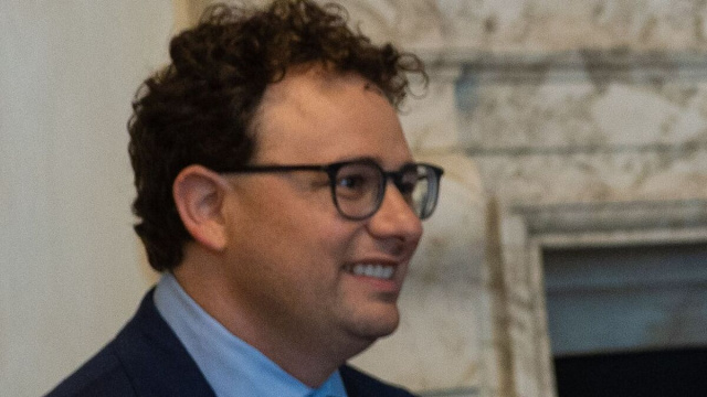 Dario Amodei nel 2023 (Wikimedia Commons).