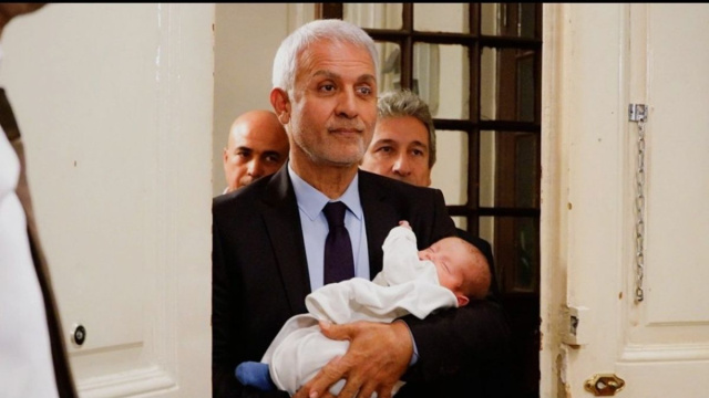 Halit riporta il piccolo Halitcan a casa &copy; Mediaset.