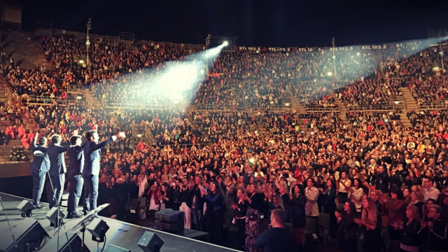 Il Volo sul palco dell'Arena di Verona il 19 maggio 2017 con il Maestro Rota. (Wikimedia)