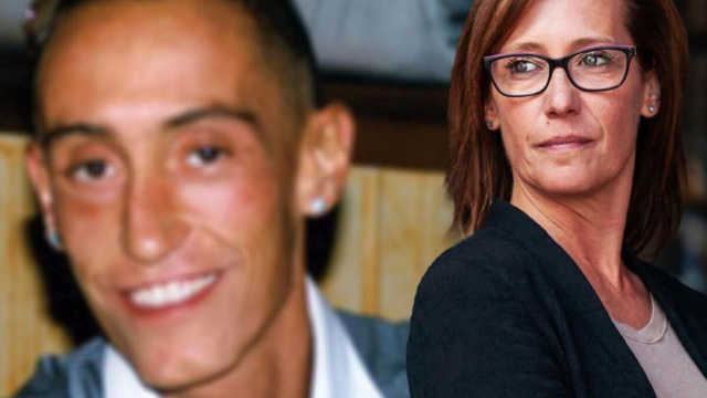 Ilaria Cucchi davanti alla foto del fratello Stefano (instagram)