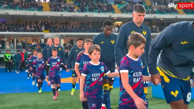 L'ingresso in campo dei giocatori del Verona nella partita contro il Napoli (SKY).