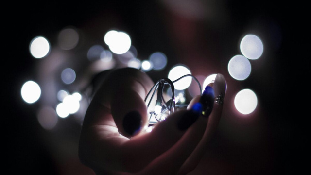 Mano che tiene luci della stringa-&copy;Pexels