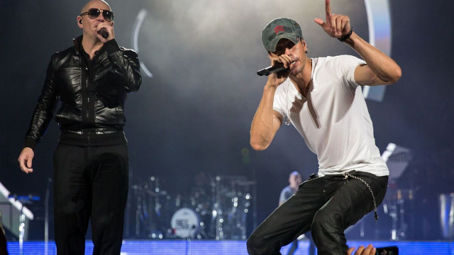 Pitbull mentre si esibisce insieme a Enrique Iglesias (a destra) al Frank Erwin Center, ad Austin