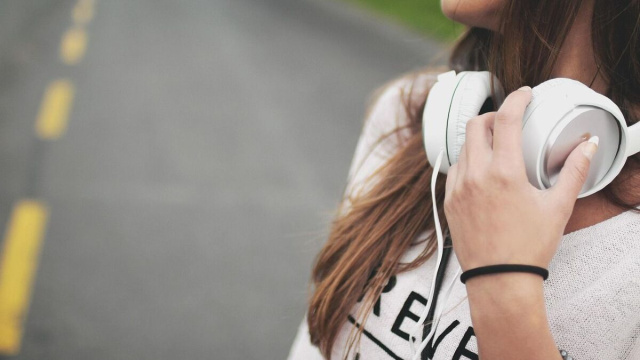Ragazza con cuffie, Foto di Foundry Co da Pixabay