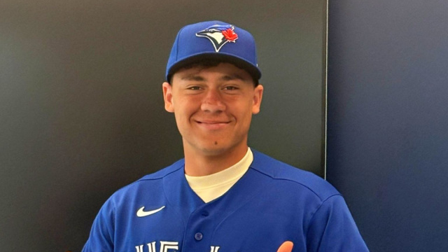 Giaconino Lasaracina firma con la franchigia dei Toronto Blue Jays ... &copy; Creative Commons