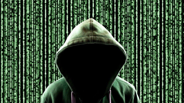 Hacker e codici foto da Pixabay.