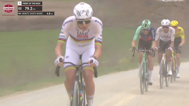 Pogacar inseguito da Seixas nel tratto di Monte Sante Marie - &copy; Screenshot Eurosport