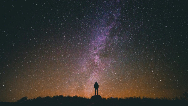 Uomo che osserva le stelle- &copy; Pexels