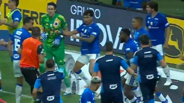 Maxi rissa in Cruzeiro-Atletico Mineiro, 23 cartellini rossi: Kaio ... &copy; Creative Commons