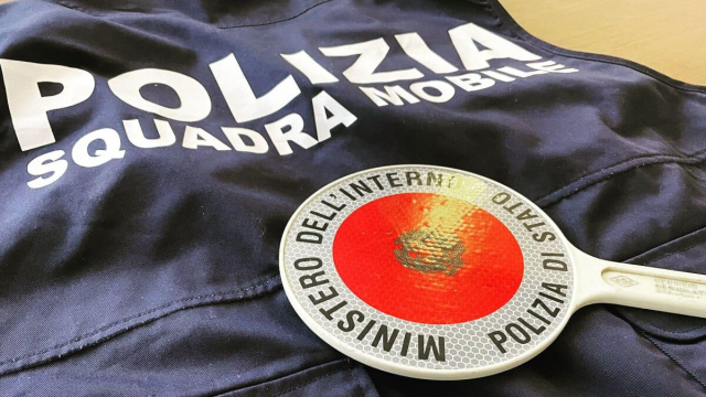 Paletta e giubbetto della Squadra mobile (Polizia di stato/Facebook).