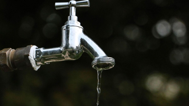 Un rubinetto che dispensa le ultime gocce d'acqua.