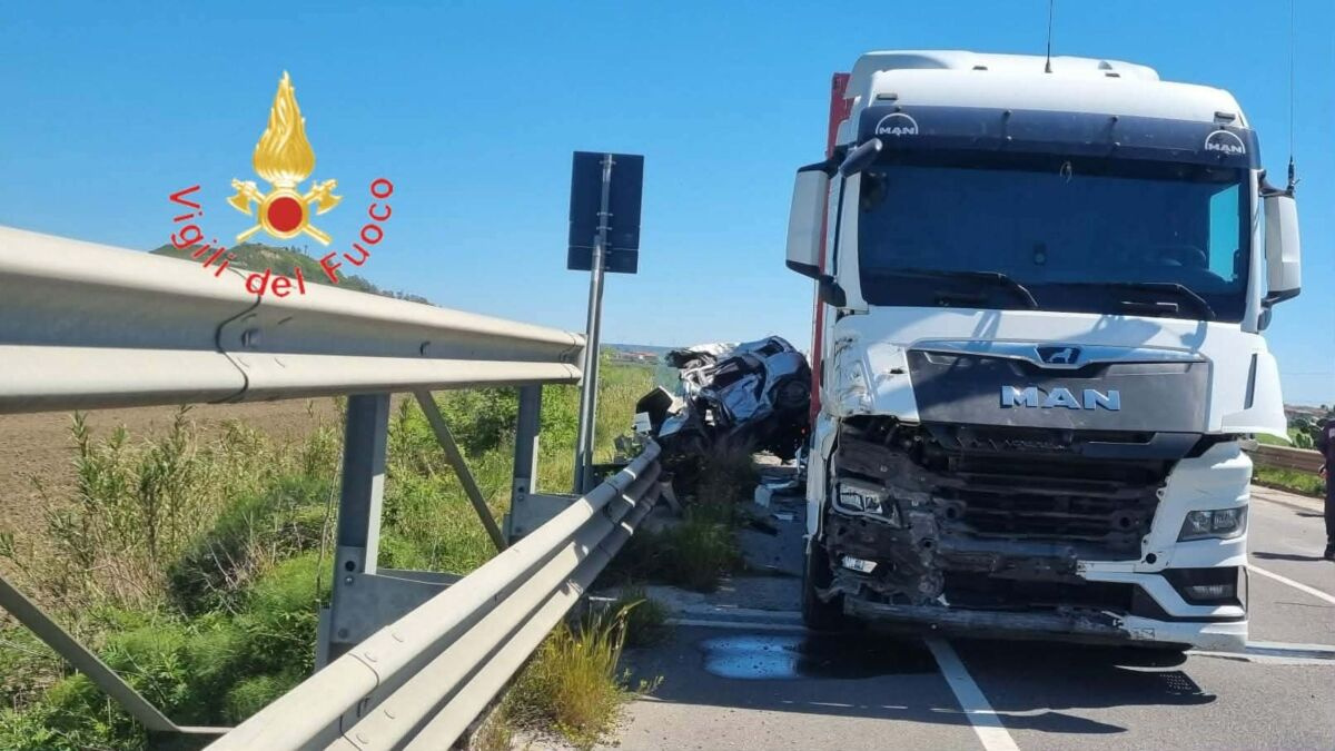 Incidente mortale sulla Statale 106: un morto e quattro feriti
