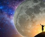 Donna che ammira la luna e le stelle di notte &copy; Pixabay