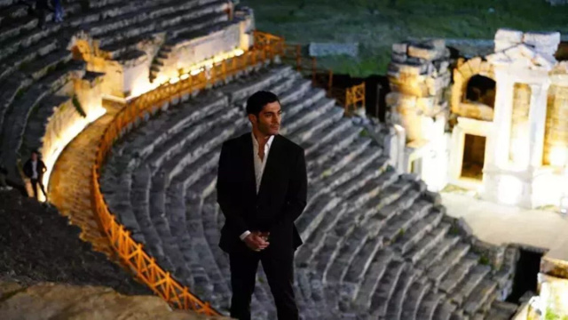 Burak Deniz nel sito antico di Hierapolis &ndash; &copy; Racconto di una notte.