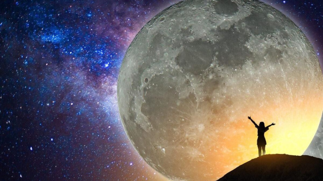 Donna che ammira la luna e le stelle di notte &copy; Pixabay