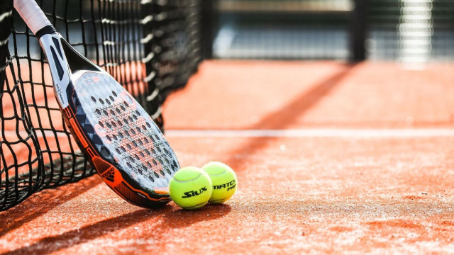 Racchetta e palline, Foto di Jonas da Pixabay