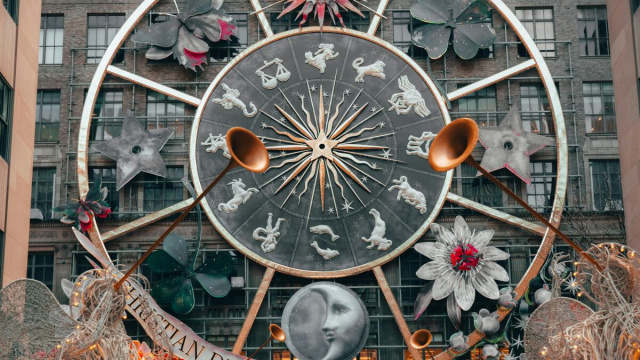 Quadrante con segni zodiacali a New York- &copy;Pexels