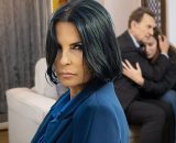 Marina Giordano (Nina Soldano) sullo sfondo Greta e Roberto &copy; Un Posto al Sole Rai.png