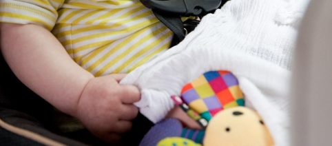 Siniscola, genitori lasciano bimba in auto per fare la spesa