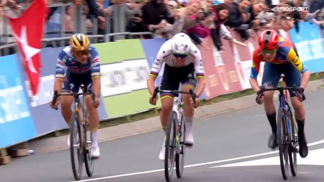 La volata dell'Amstel 2025 vinta da Skjelmose - &copy; Screenshot Eurosport