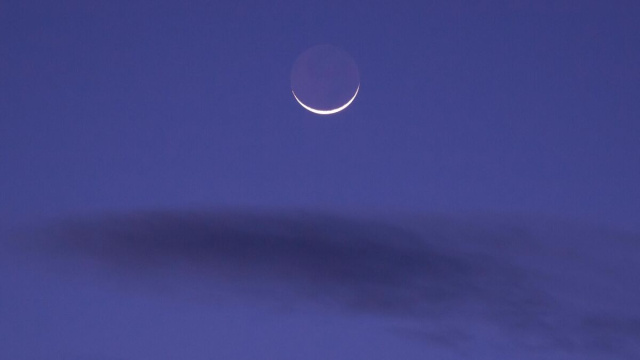 Luna crescente nel cielo viola- &copy;Pexels