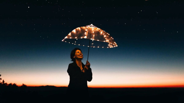 Ragazza con ombrello sotto cielo stellato (&copy;pixabay.com)