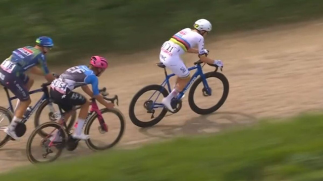 Tadej Pogacar con la bici dell'assistenza Shimano - &copy; Screenshot Eurosport