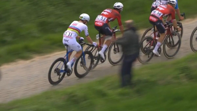 Tadej Pogacar sulla bici Shimano - &copy; Screenshot Eurosport