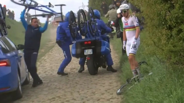 Tadej Pogacar alla Roubaix - &copy; Screenshot Eurosport