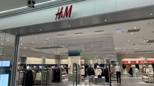 H&M chiude negozi in tutta Europa: il colosso della moda ridimensiona la rete fisica per ottimizzare i margini operativi entro il 2026