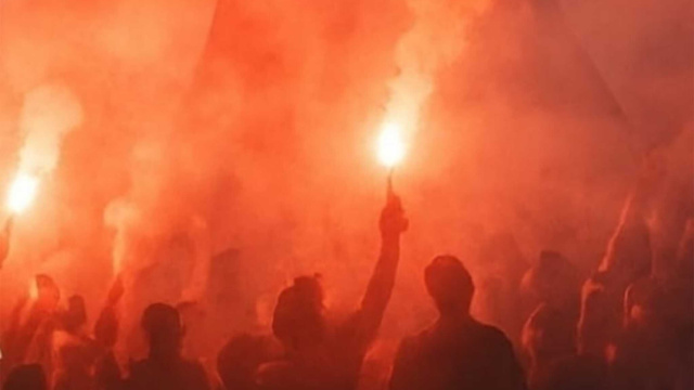 Tifosi allo stadio con fumogeni @Immagine I.A.