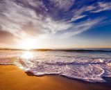Una spiagga all'alba (&copy;pixabay.com)