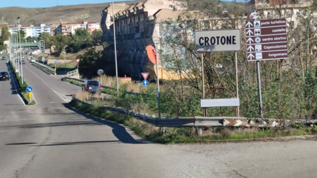 Ingresso della citt&agrave; di Crotone - &copy; Francesco Trabassi