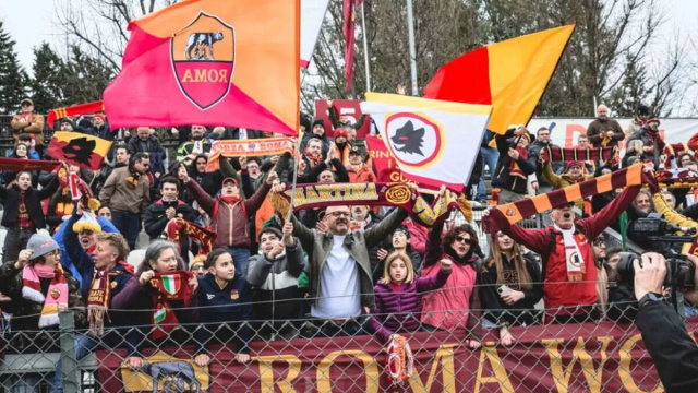La tifoseria della Roma femminile.
