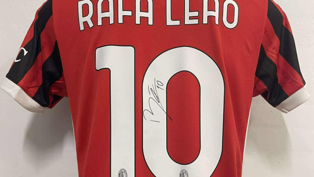 Maglia Gara Home Serie A &ldquo;Rafa Leao 10&rdquo; Autografata Firma Singola ... &copy; Creative Commons