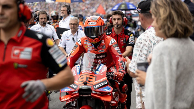 Marc Marquez sulla griglia di partenza del Gran Premio d'Olanda 2025.