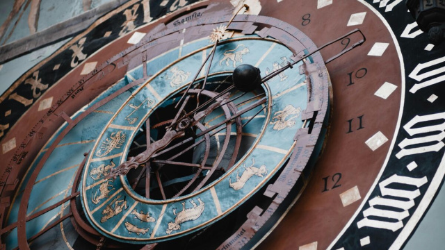 Orologio con segni dello zodiaco-&copy; Pexels